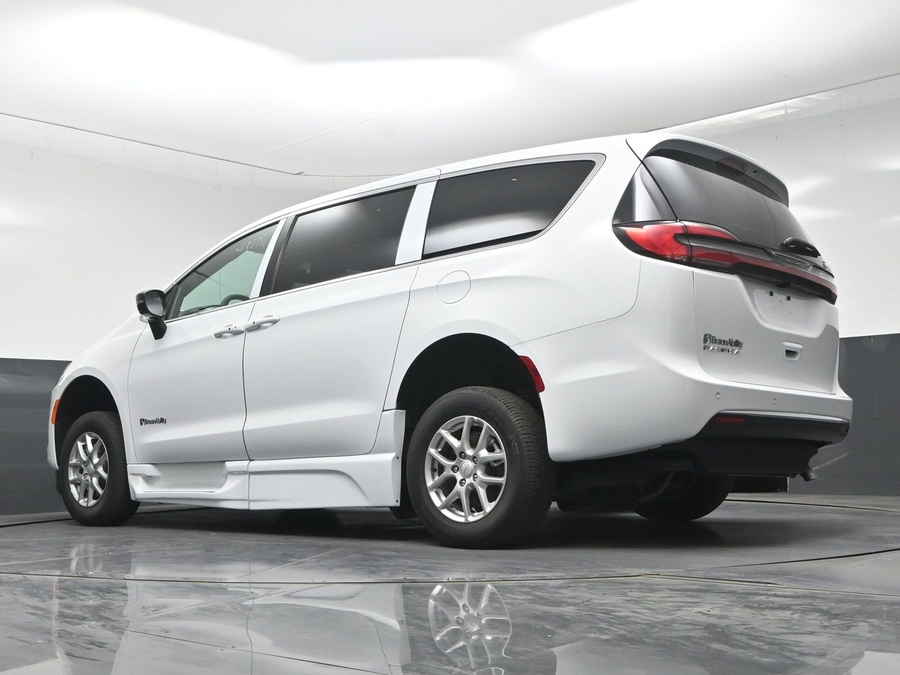 White Chrysler Pacifica image number 18