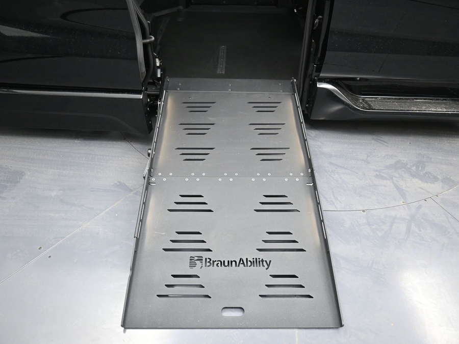 New 2025 Toyota Sienna Hybrid XLE Plus - BraunAbility Side Entry Entry Fold Out Automatic Ramp