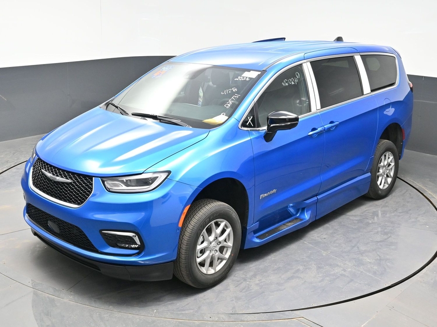 Blue Chrysler Pacifica image number 20