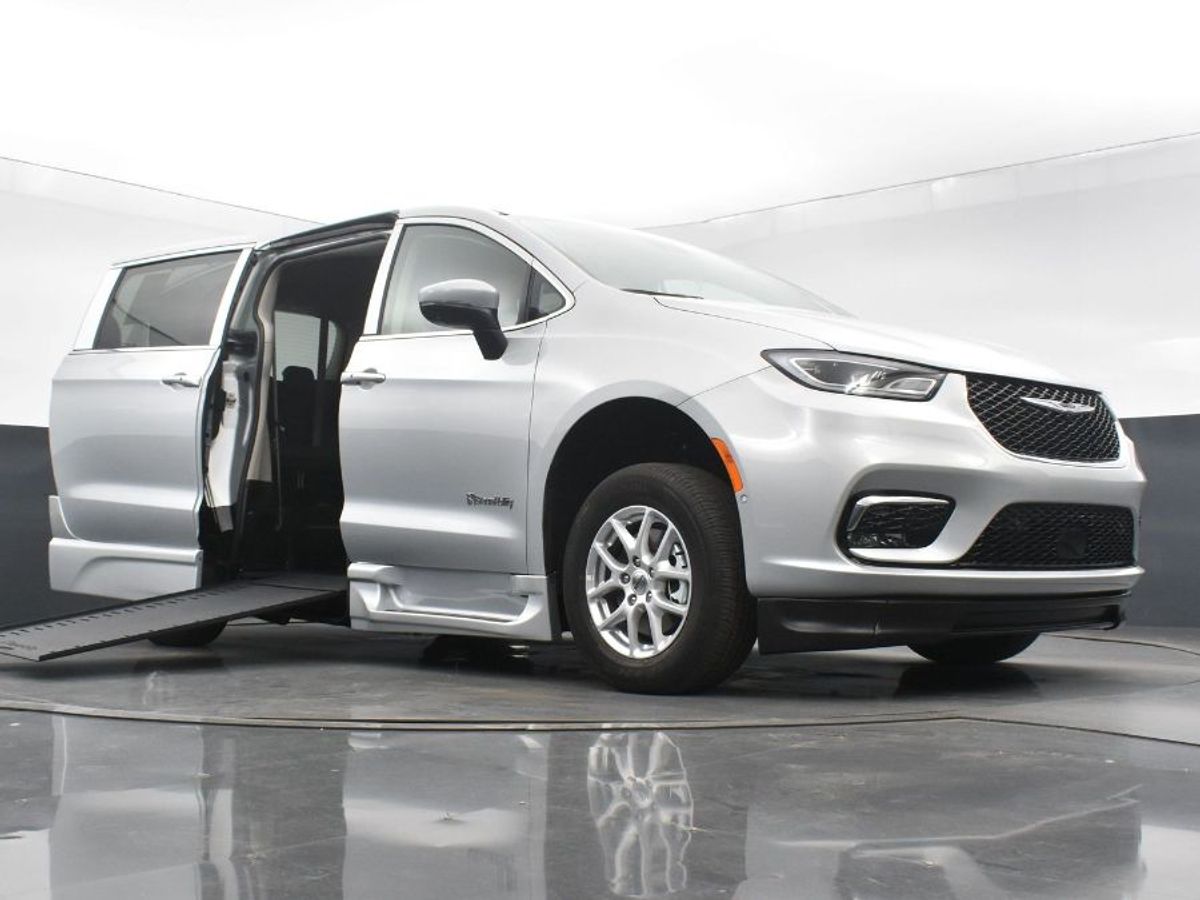 Silver Chrysler Pacifica image number 9