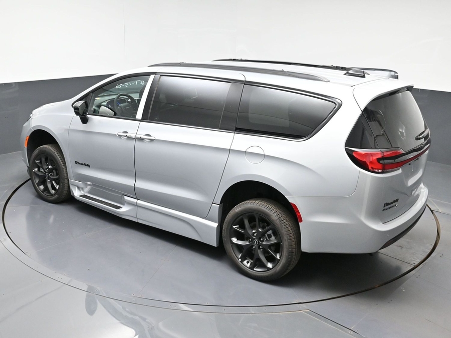 New 2026 Chrysler Pacifica Select Sport - BraunAbility Side Entry Fold Out Automatic Ramp
