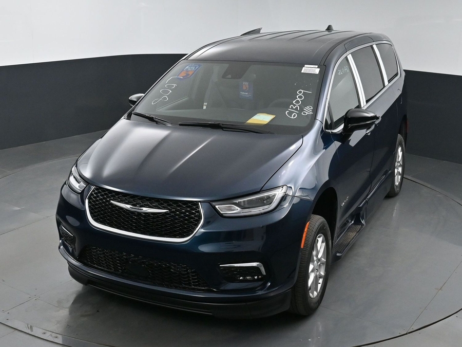 New 2025 Chrysler Pacifica Select Safety - BraunAbility Side Entry Entry Fold Out Automatic Ramp