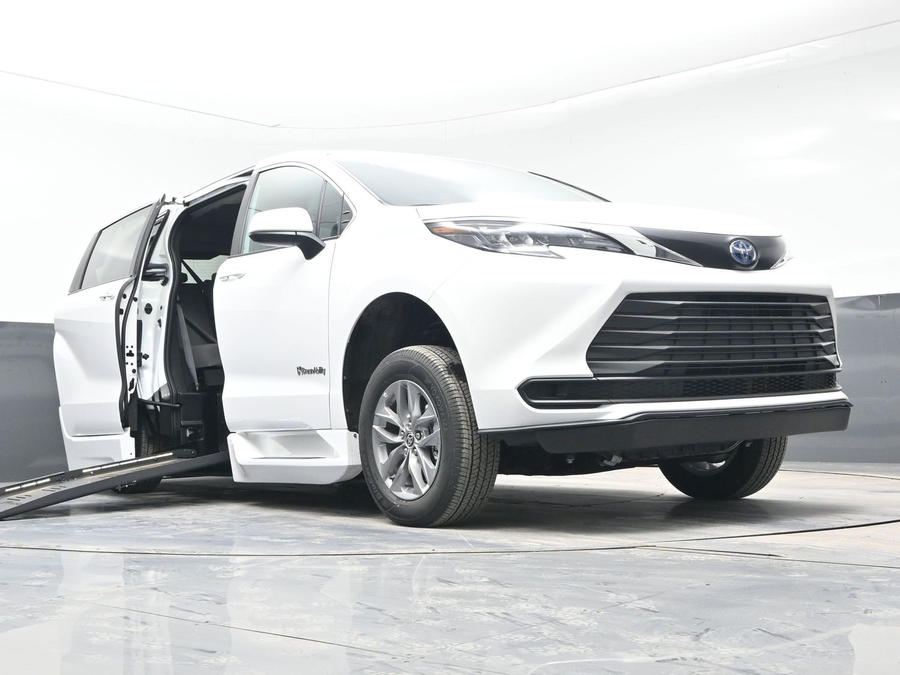 New 2025 Toyota Sienna Hybrid LE - BraunAbility Side Entry Entry Fold Out Automatic Ramp