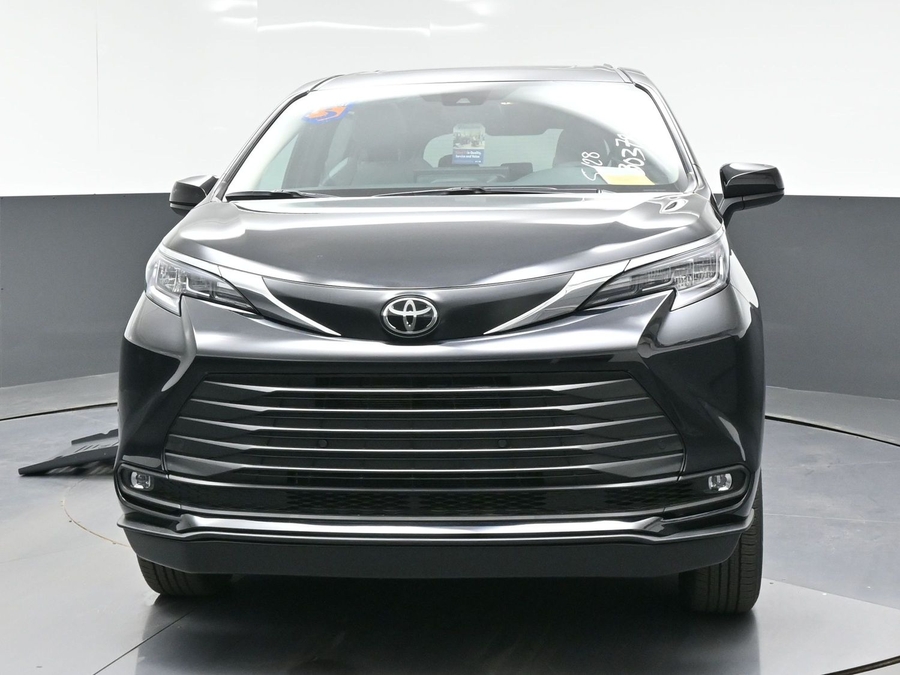 Imagen de la Toyota Sienna negra número 9