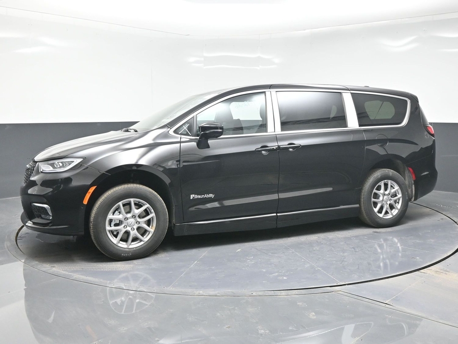 Black Chrysler Pacifica image number 2