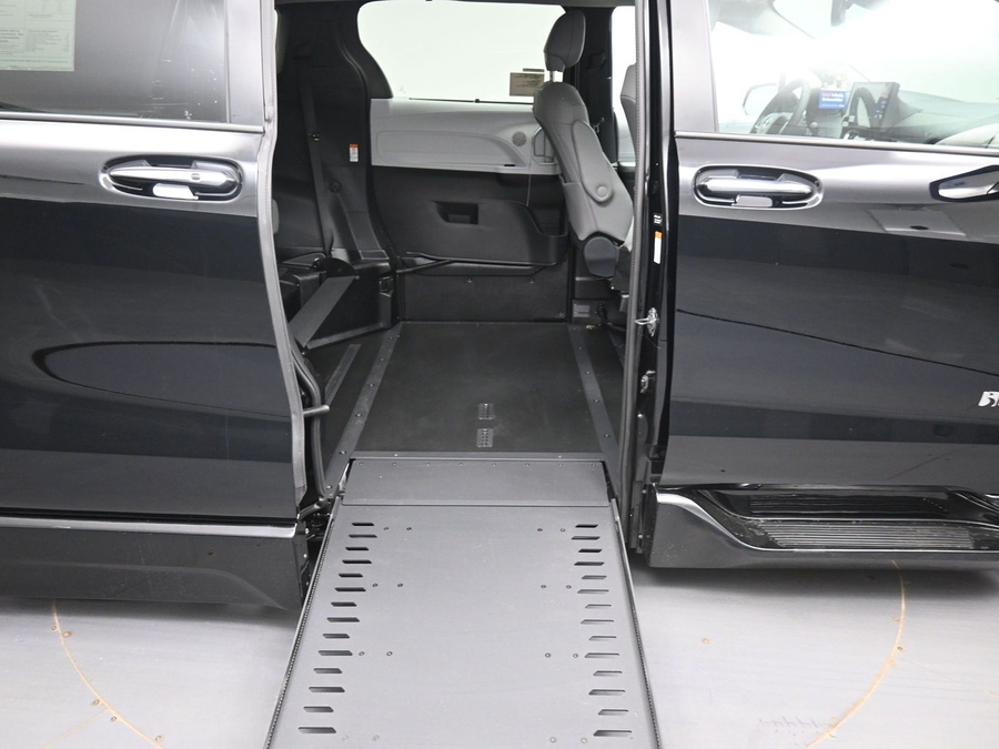 Black Toyota Sienna image number 19