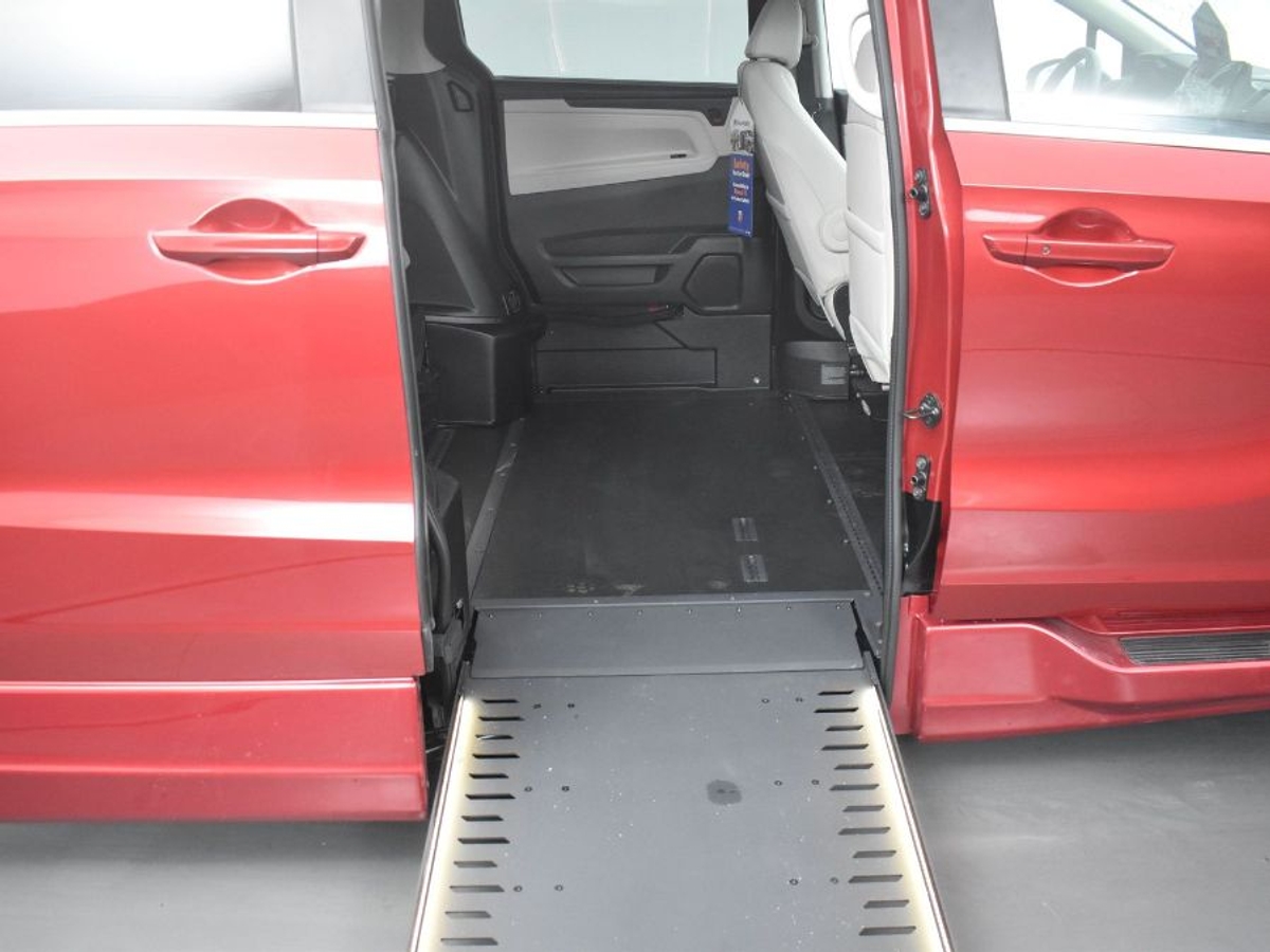 Red Honda Odyssey image number 11