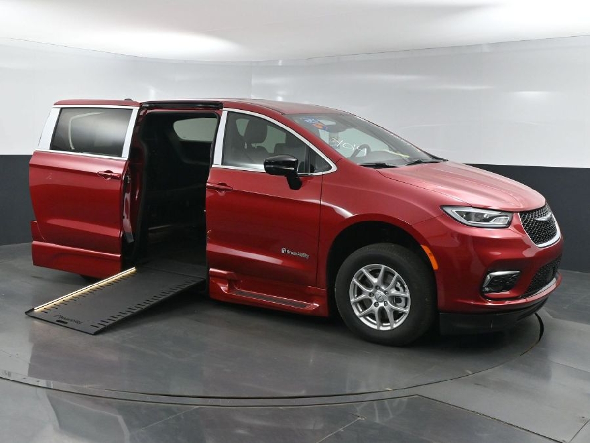 2025 Chrysler Pacifica Select's photo