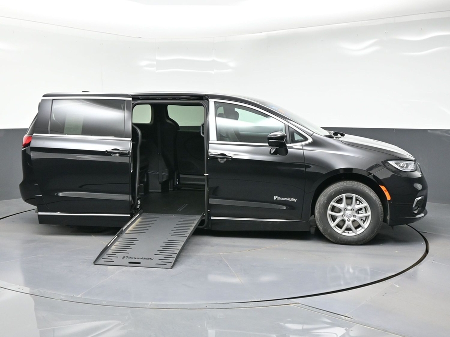 Black Chrysler Pacifica image number 5