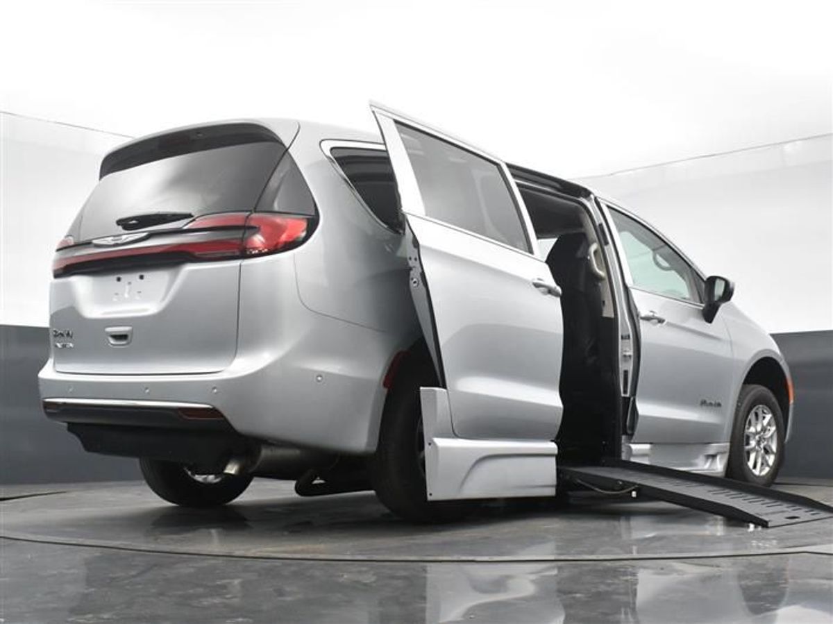 Silver Chrysler Pacifica image number 1