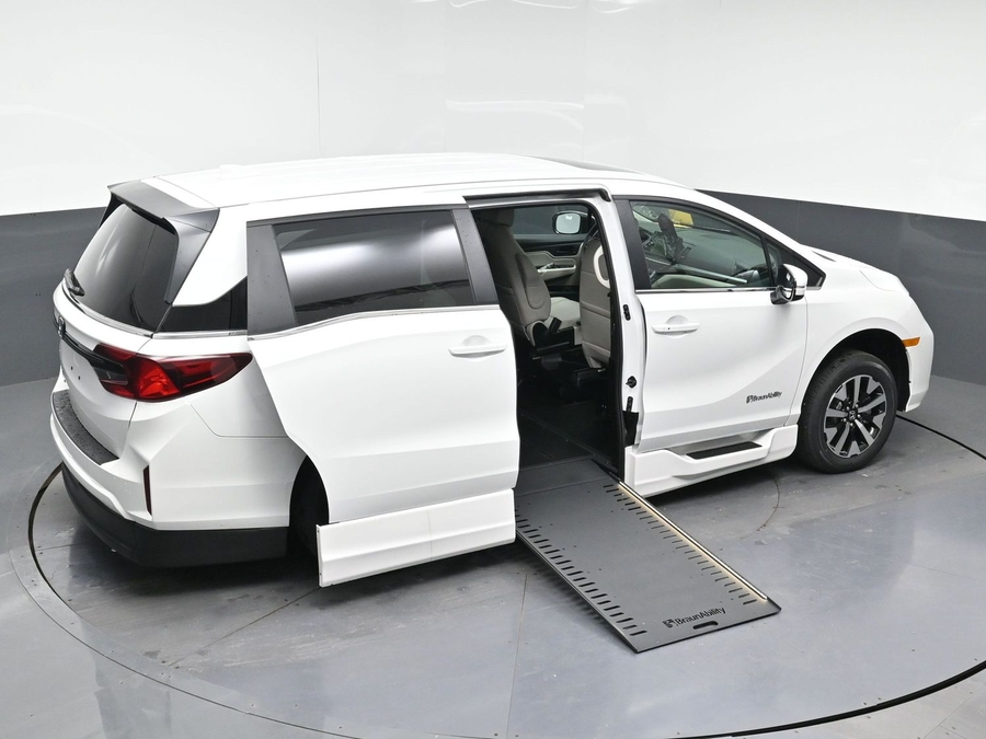 White Honda Odyssey image number 22