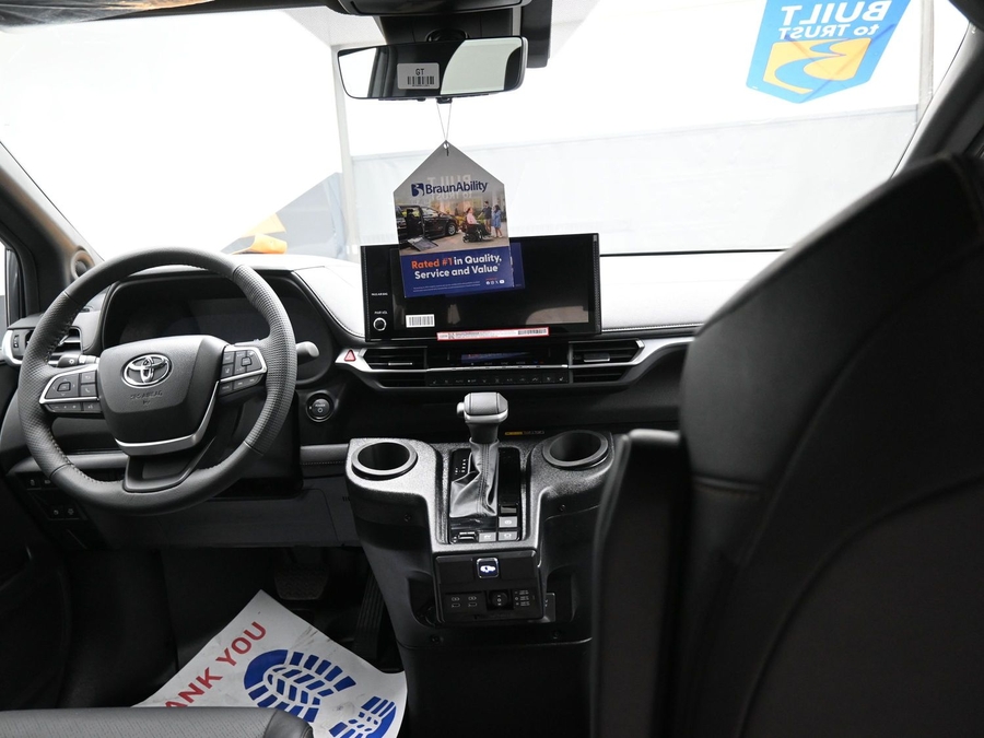 Grey Toyota Sienna image number 12