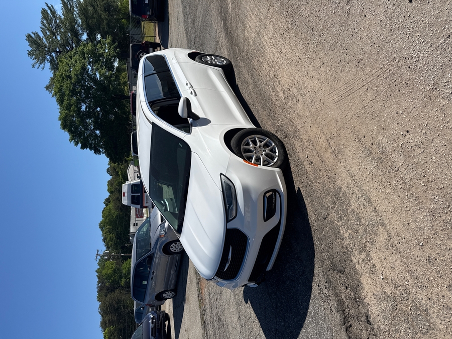 White Chrysler Pacifica image number 7