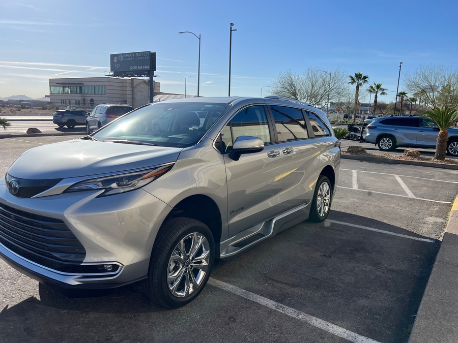 Used 2023 Toyota Sienna Hybrid Platinum Edition - BraunAbility Side Entry Entry In Floor Automatic Ramp