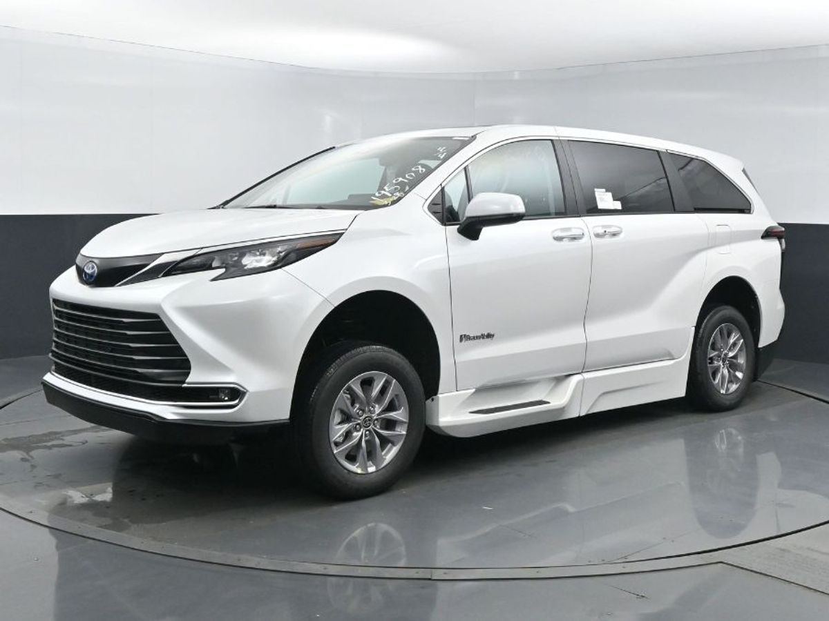 White Toyota Sienna image number 19