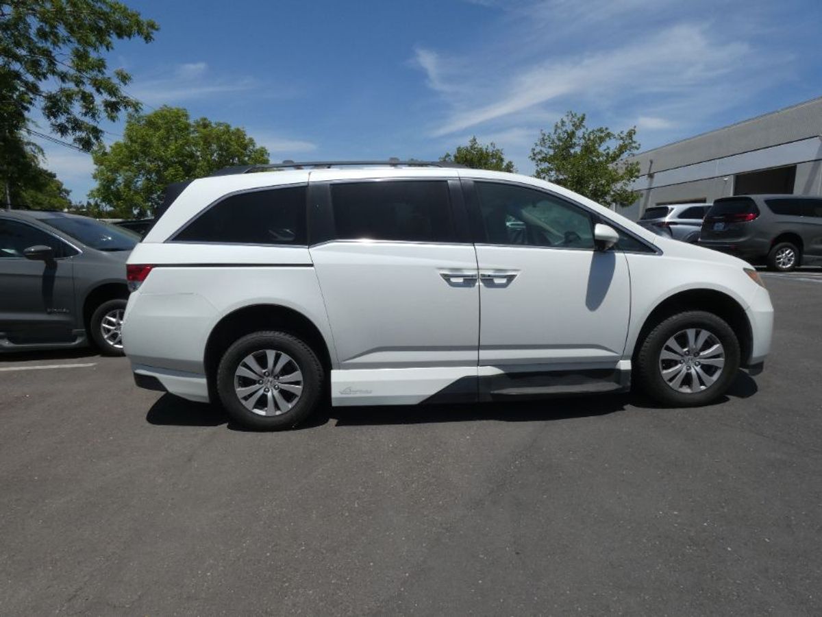  Honda Odyssey with Side Entry Automatic In Floor ramp