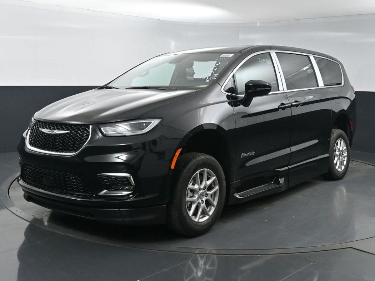 Black Chrysler Pacifica image number 2