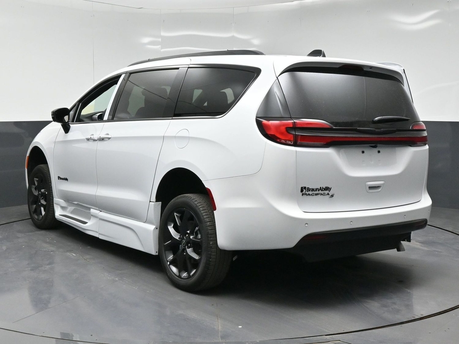 White Chrysler Pacifica image number 5