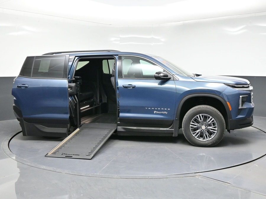 Blue Chevrolet Traverse image number 9
