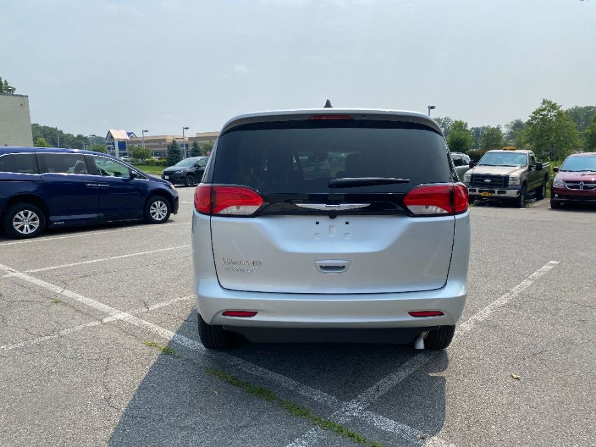 Silver Chrysler Voyager image number 6