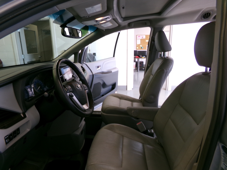 Silver Toyota Sienna image number 6