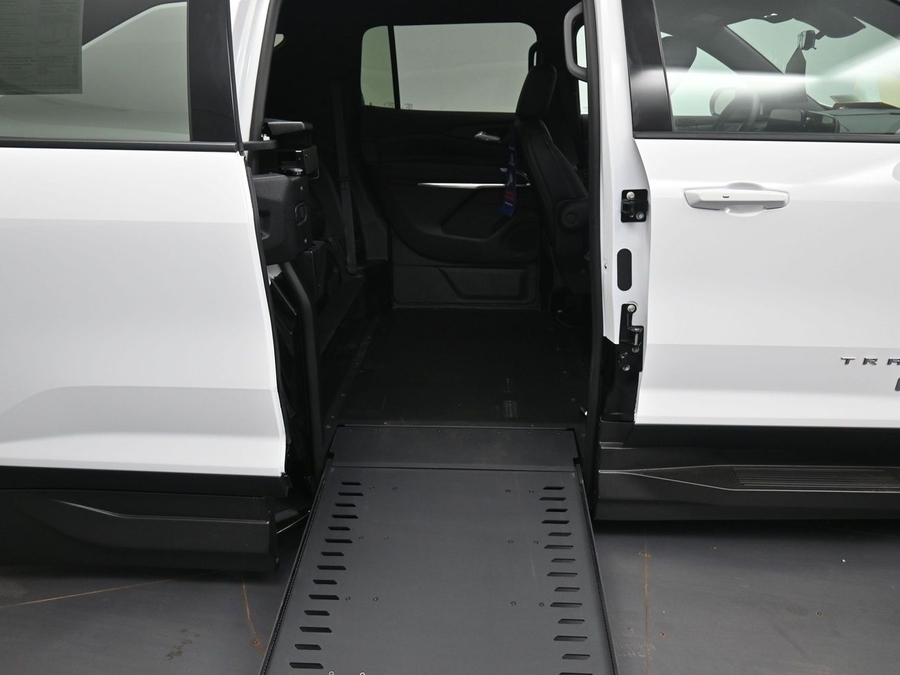 New 2026 Chevrolet Traverse 1LT - BraunAbility Side Entry In Floor Automatic Ramp