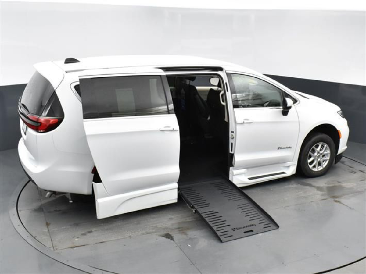 White Chrysler Pacifica image number 23