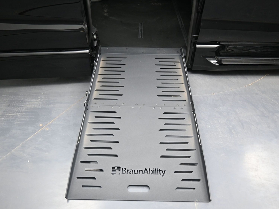 New 2026 Chrysler Pacifica Select Plus - BraunAbility Side Entry Entry Fold Out Automatic Ramp