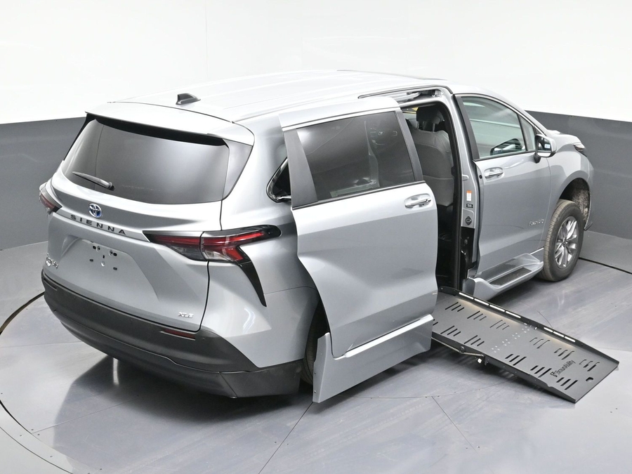 New 2025 Toyota Sienna Hybrid XLE Base - BraunAbility Side Entry Entry Fold Out Automatic Ramp