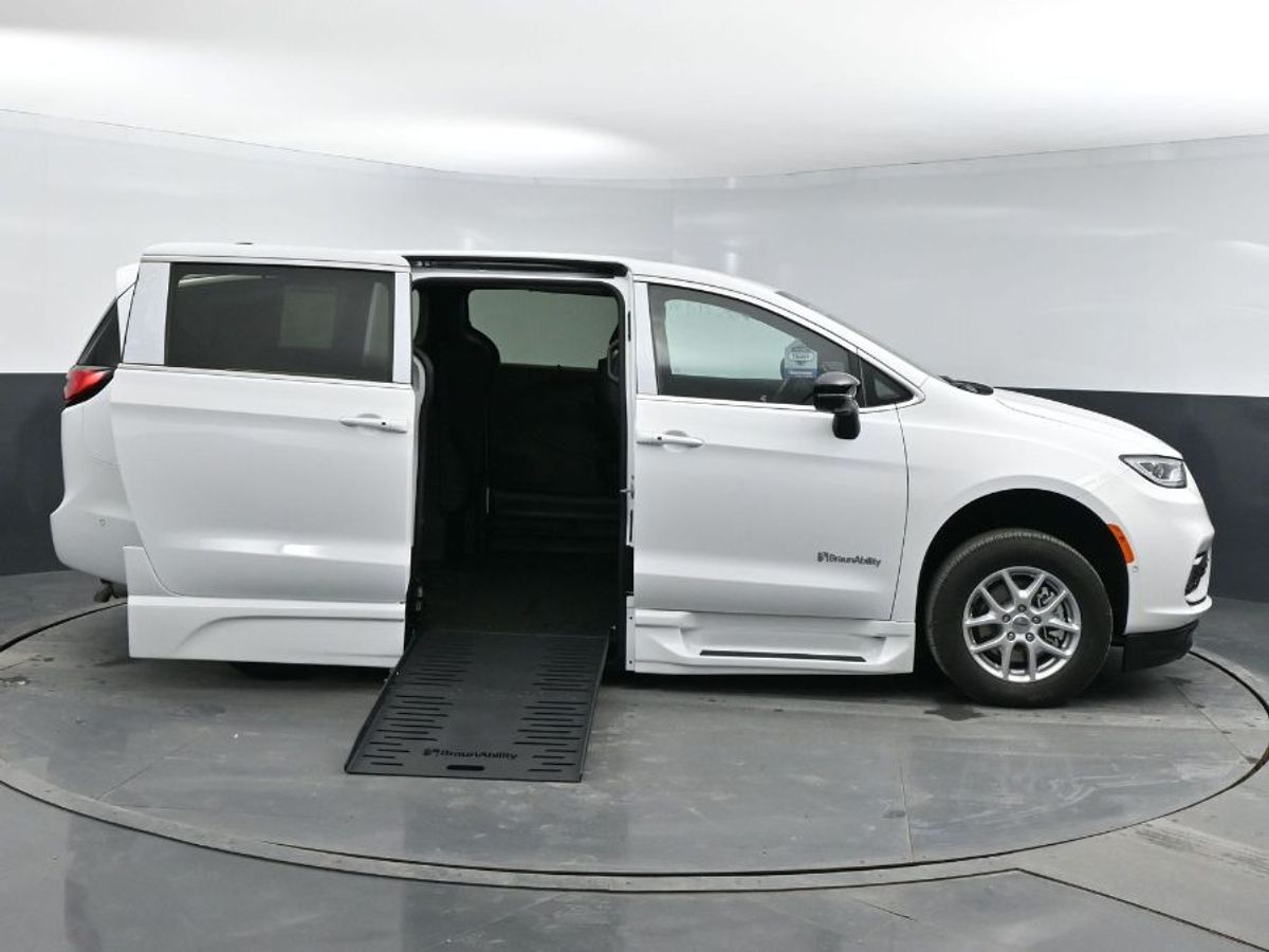 2025 CHRYSLER PACIFICA - Image 1