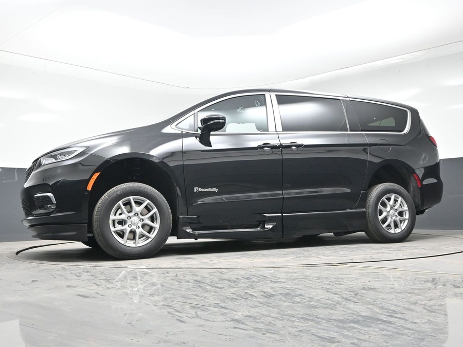 New 2026 Chrysler Pacifica Select Plus - BraunAbility Side Entry Entry In Floor Automatic Ramp