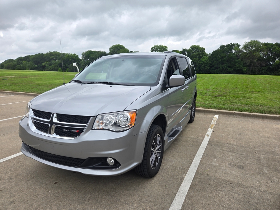 Used 2017 Dodge Grand Caravan SXT - BraunAbility Side Entry Entry In Floor Automatic Ramp