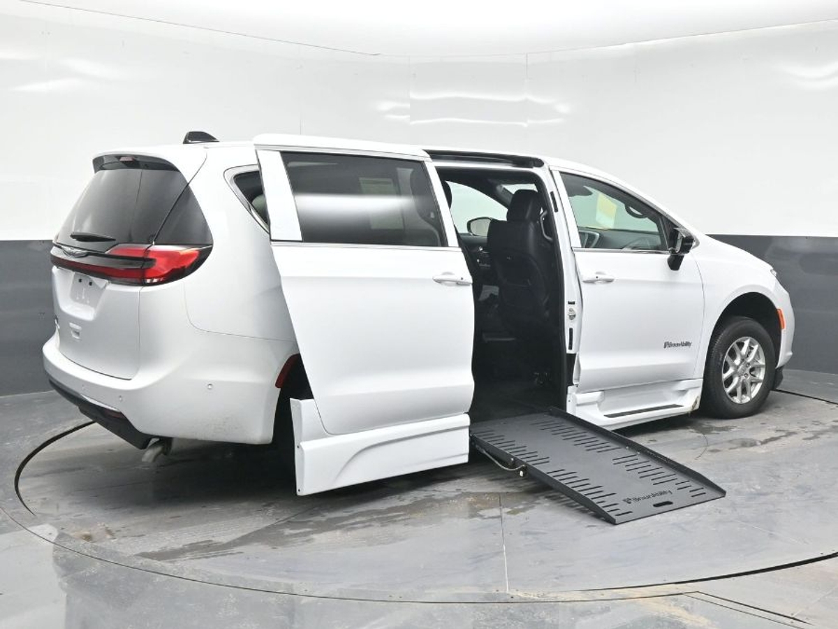 White Chrysler Pacifica image number 6