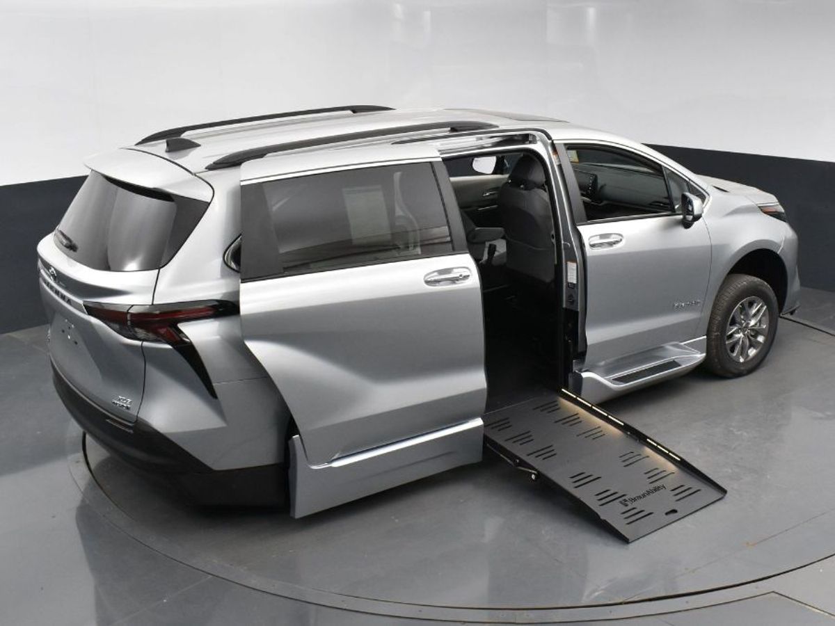Silver Toyota Sienna image number 14