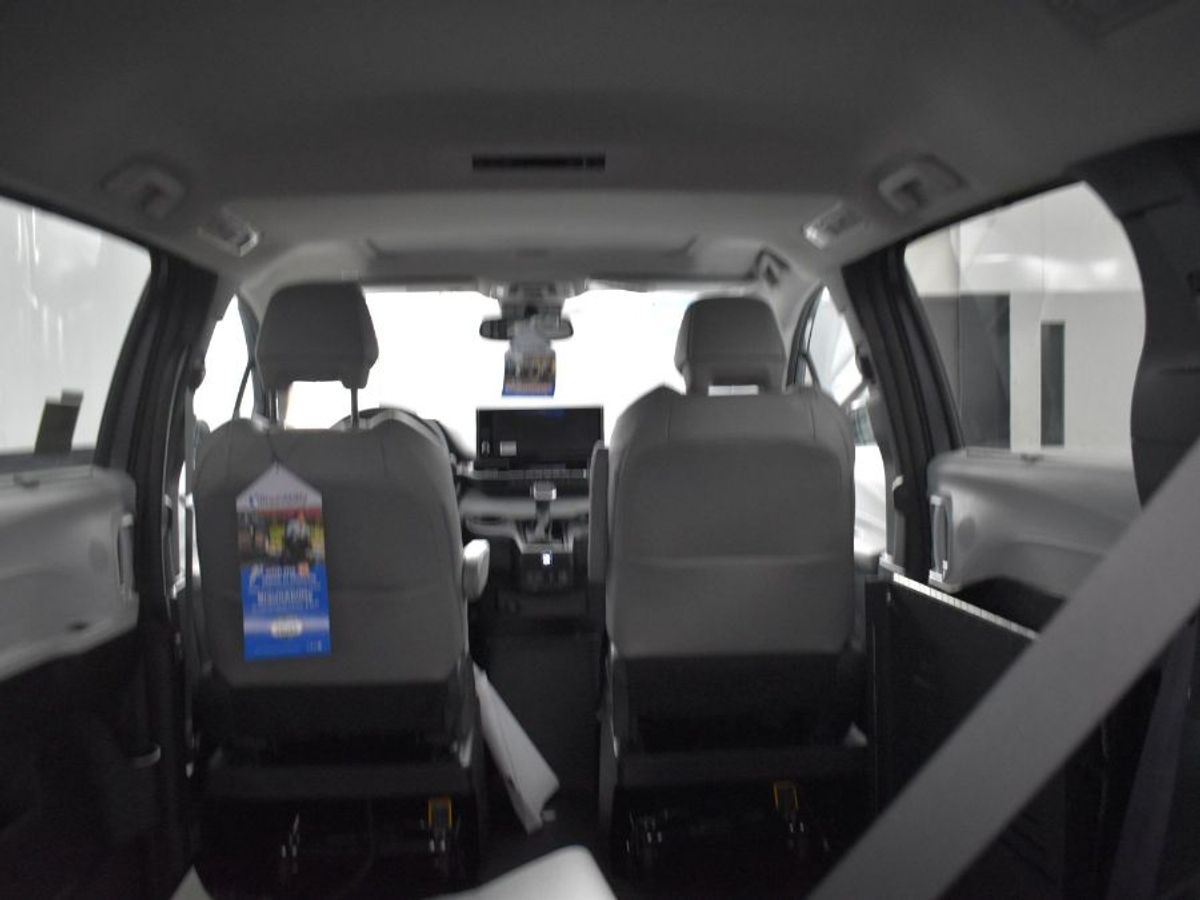 Grey Toyota Sienna image number 14