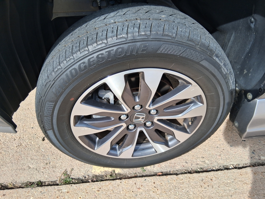 Silver Honda Odyssey image number 27