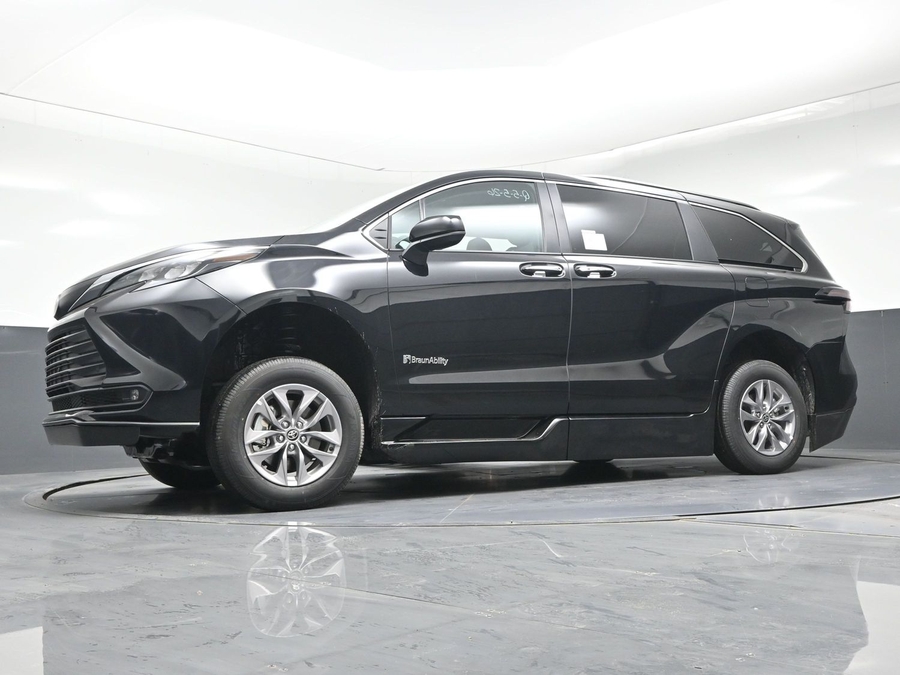 Black Toyota Sienna image number 16