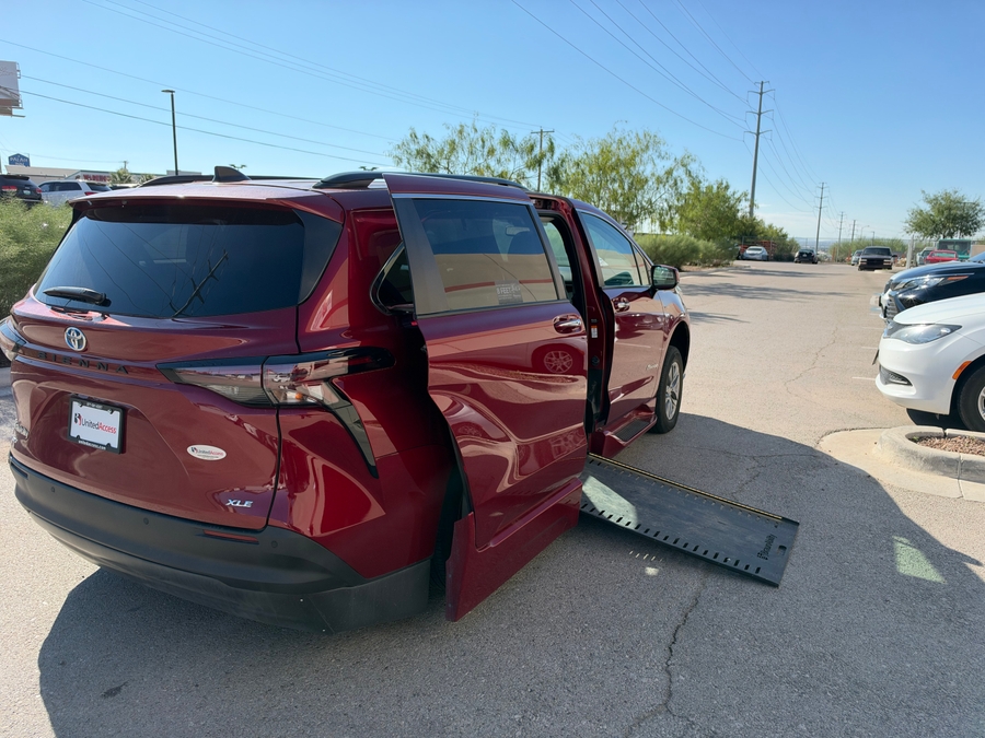 Used 2025 Toyota Sienna Hybrid XLE - BraunAbility Side Entry In Floor Automatic Ramp