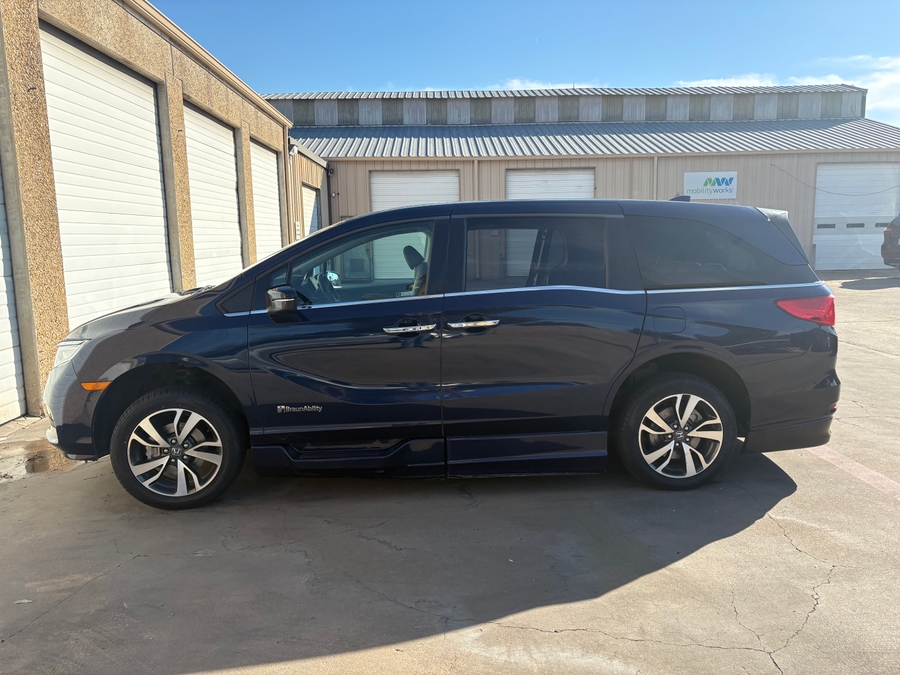 Blue Honda Odyssey image number 1