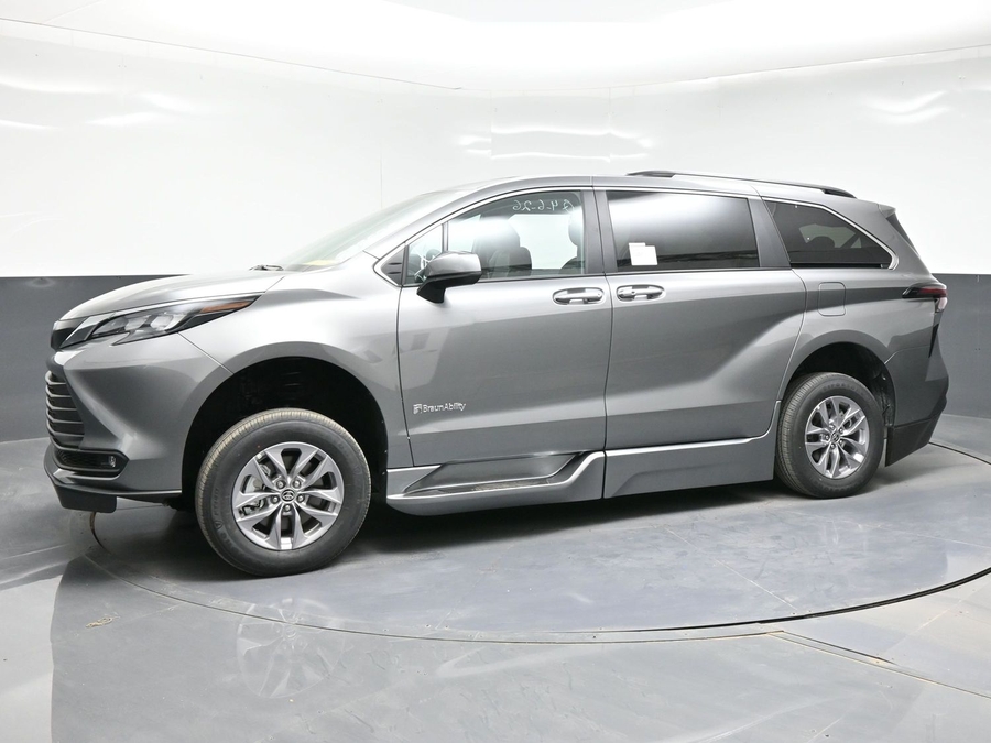 Grey Toyota Sienna image number 10