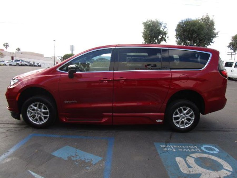New 2025 Chrysler Pacifica Select Safety - BraunAbility Side Entry Entry Fold Out Automatic Ramp