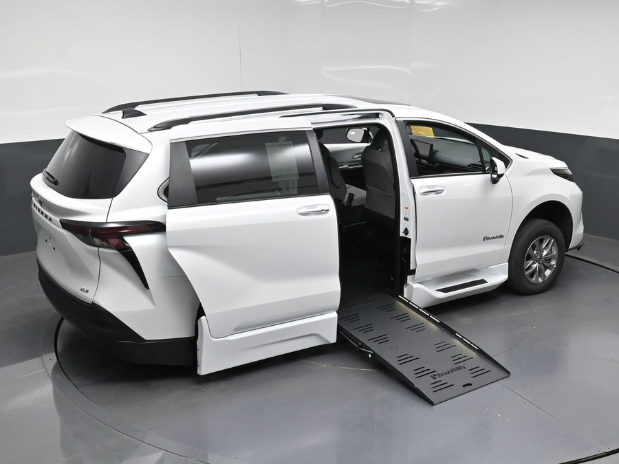 White Toyota Sienna image number 25