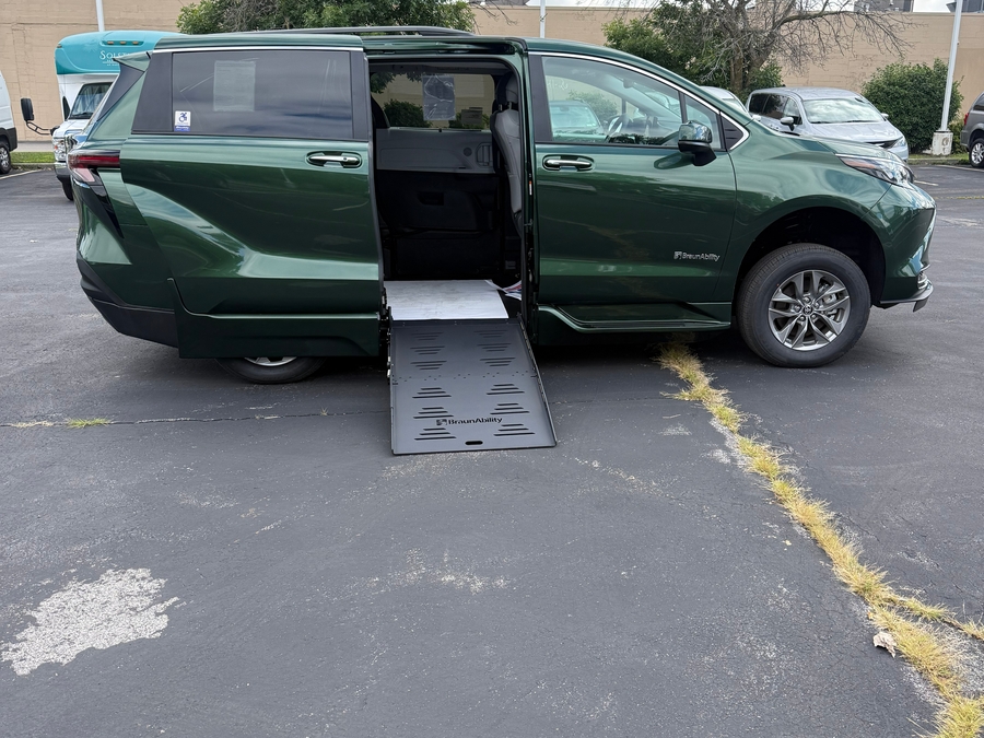 Green Toyota Sienna image number 7