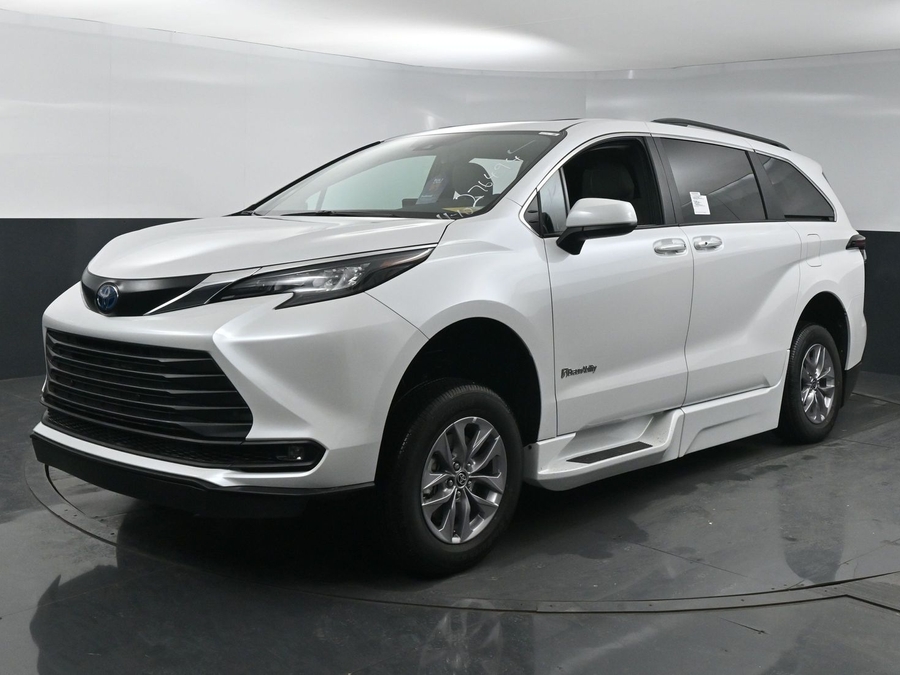 New 2025 Toyota Sienna Hybrid XLE Plus - BraunAbility Side Entry Entry Fold Out Automatic Ramp
