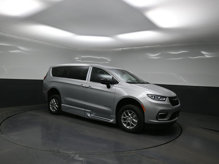 Silver Chrysler Pacifica image number 14