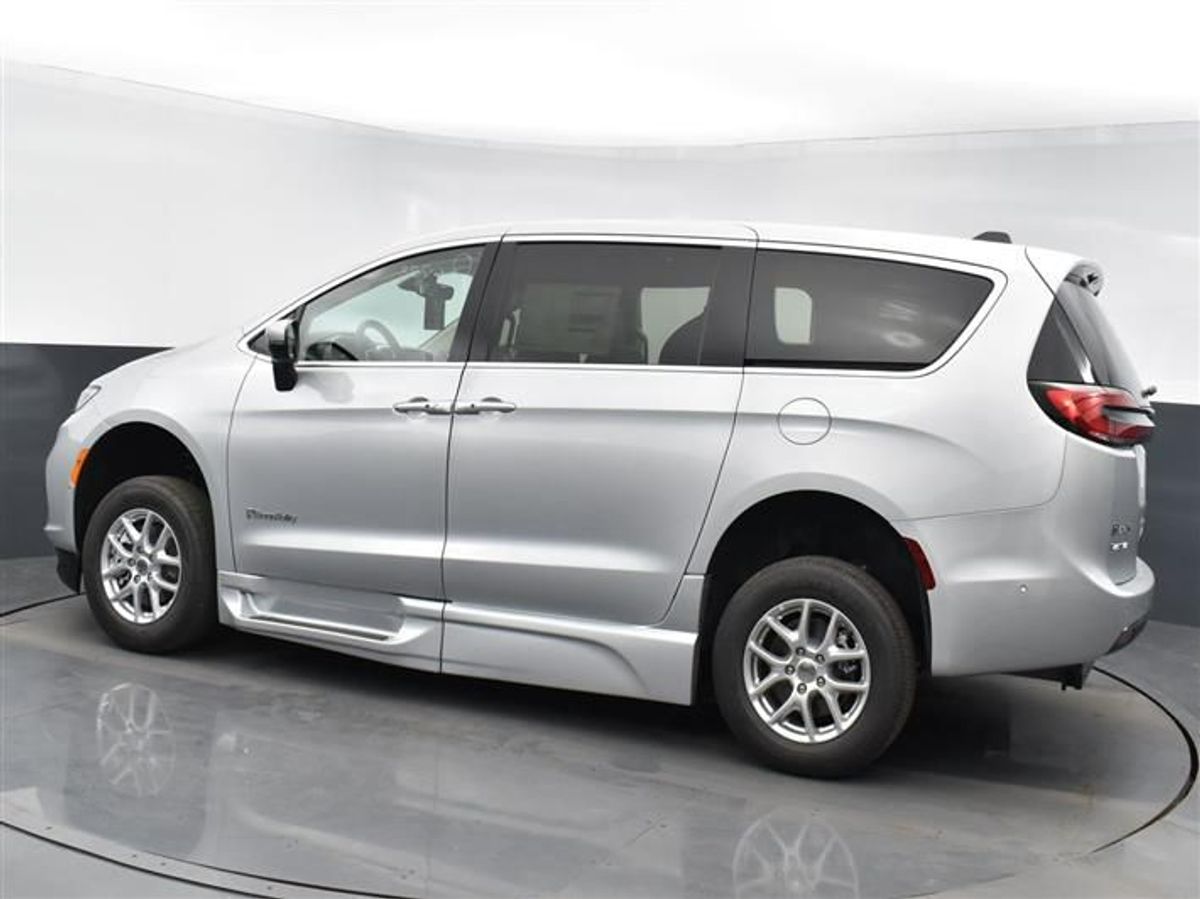 Silver Chrysler Pacifica image number 3