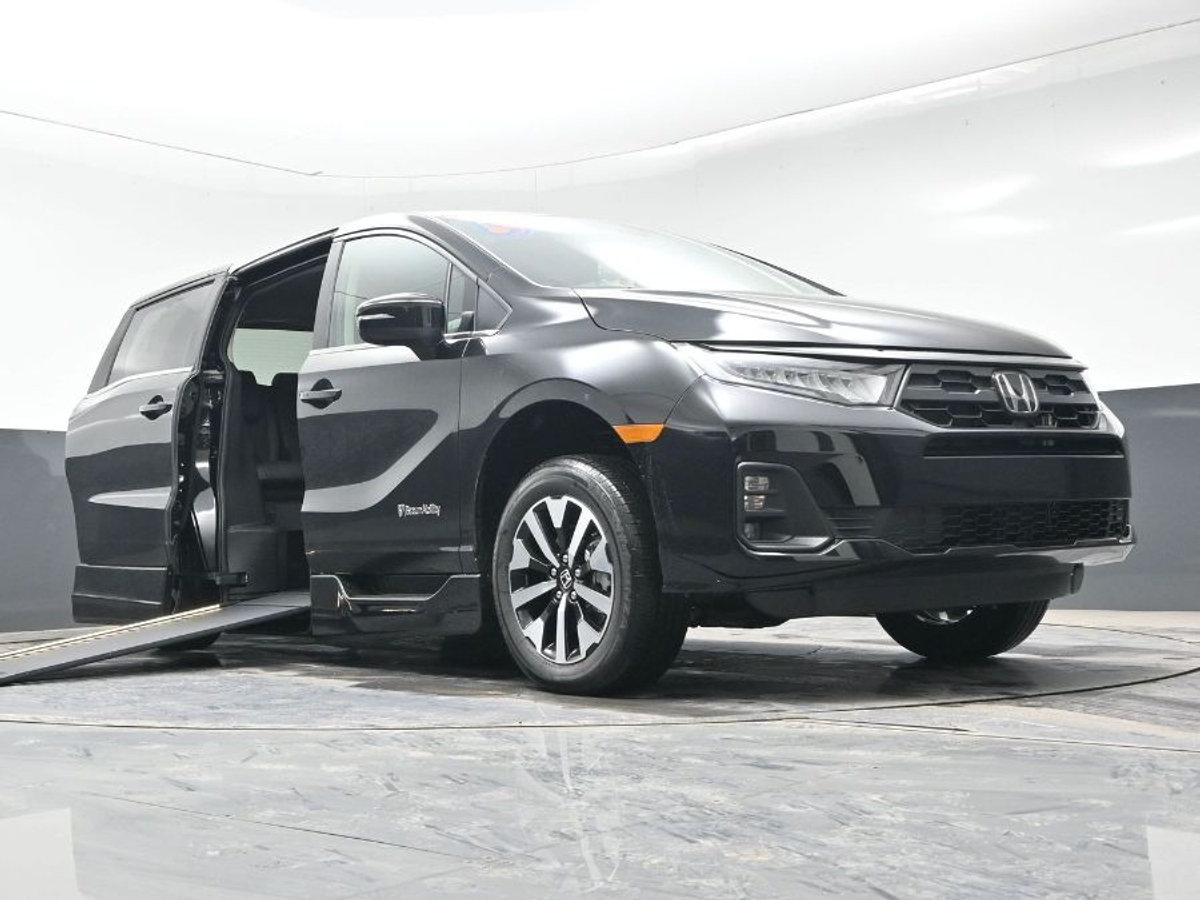 Black Honda Odyssey image number 17