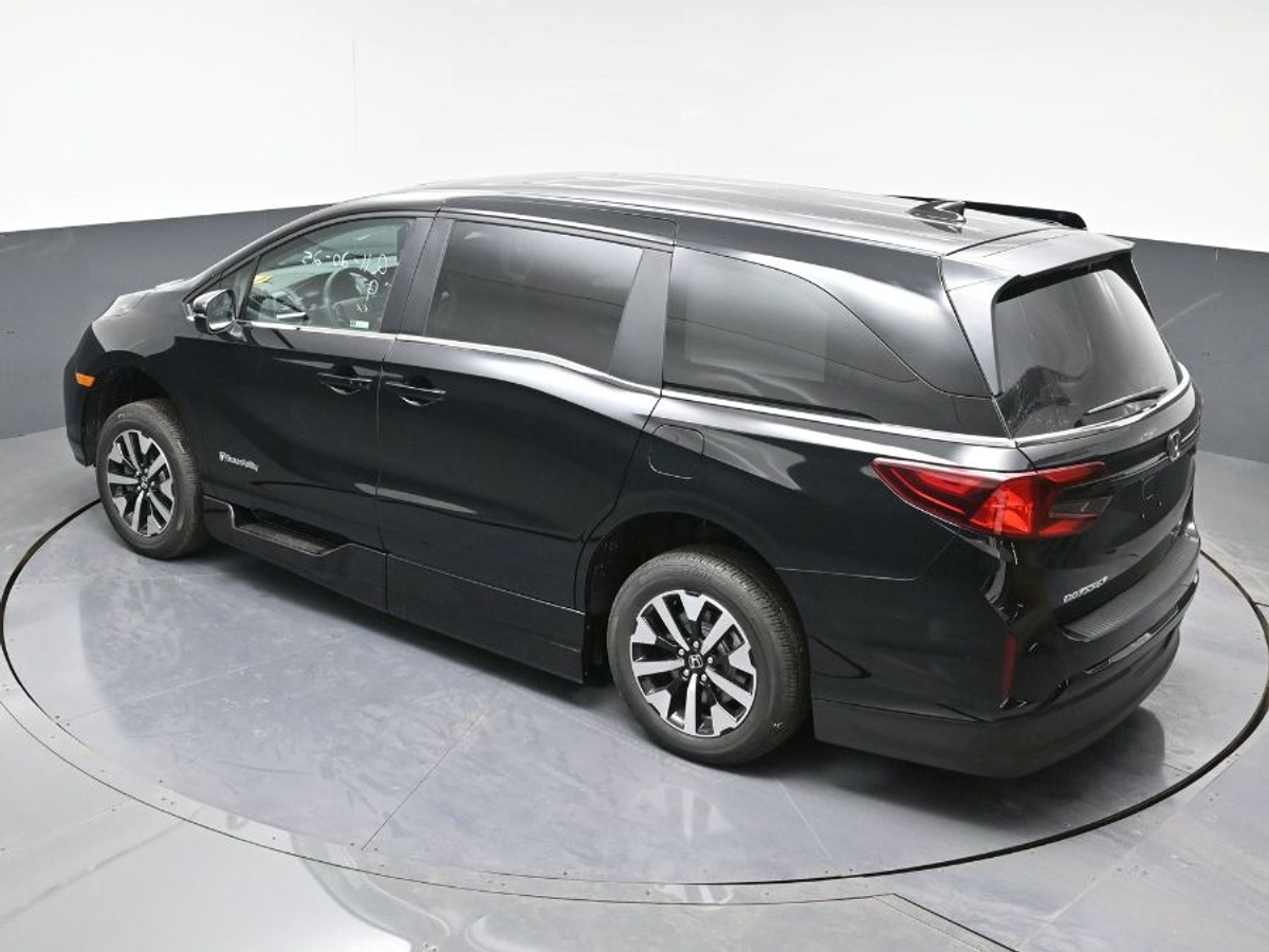 Black Honda Odyssey image number 24