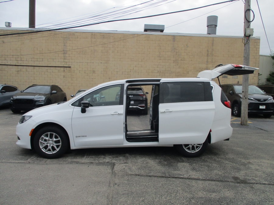 White Chrysler Voyager image number 8
