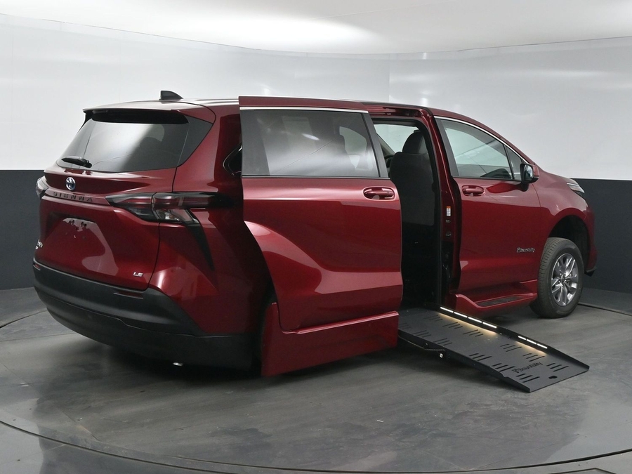 New 2025 Toyota Sienna Hybrid LE - BraunAbility Side Entry Entry Fold Out Automatic Ramp